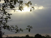 Sonnenstrahlen durch Wolken