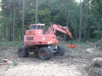 Bagger beim Roden des Waldes