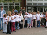 Kinder bereiten sich auf dem Schulhof vor